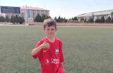 Emin Mahmudov azyaşlı futbolçu fanatını sevindirdi