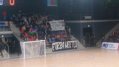 Azərbaycan - Hollandiya oyununda Qarabağla bağlı plakat FOTO