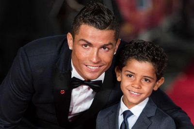 Kriştiano Ronaldo oğlu və anası ilə film təqdimatında