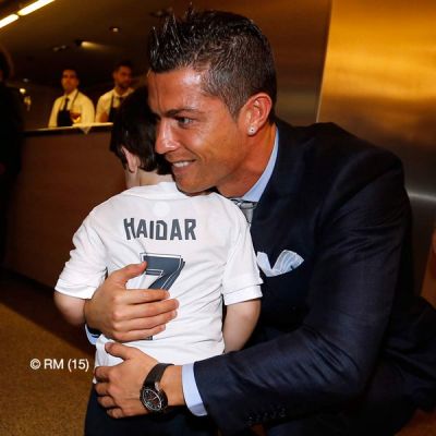 Ronaldo valideynlərini terrorda itirən azyaşlıyla görüşdü