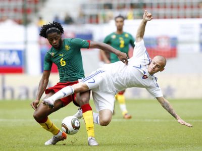 DÇ-2014: FİFA Kamerun millisinin üzvünü 3 oyunluq cəzalandırdı