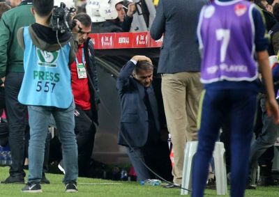Türkiyə futbolunda növbəti biabırçılıq: baş yarıldı, derbi yarımçıq qaldı