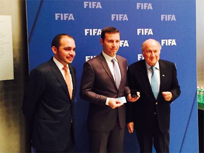 Zepp Blatter Elxan Məmmədova döş nişanı təqdim edib
