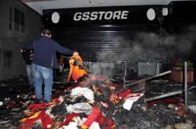 “Fənərbaxça”lı azarkeşlər “Qalatasaray”ın mağazasını yandırdı, 15 fanat həbs olundu