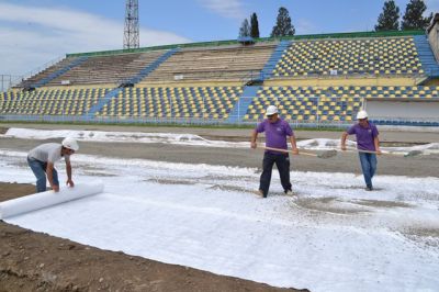 Gəncə şəhər stadionunda ot örtüyünün dəyişdirilməsi prosesi davam edir (FOTO)