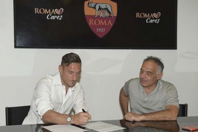 Totti “Roma” ilə yeni müqavilə imzaladı